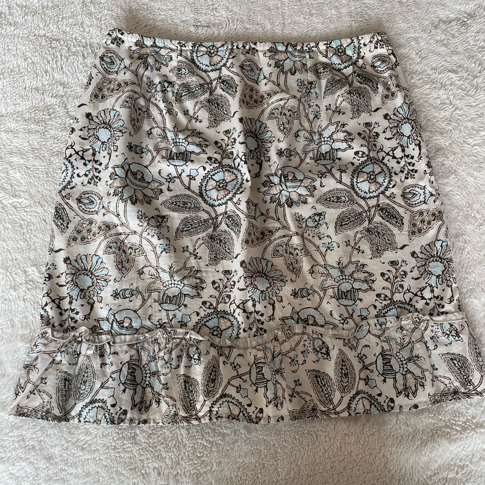 Beautiful floral beige and blue Ann Taylor skirt size 12 petite